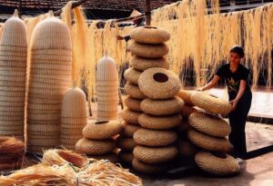 Các sản phẩm nổi bật được trưng bày bao gồm bàn ghế