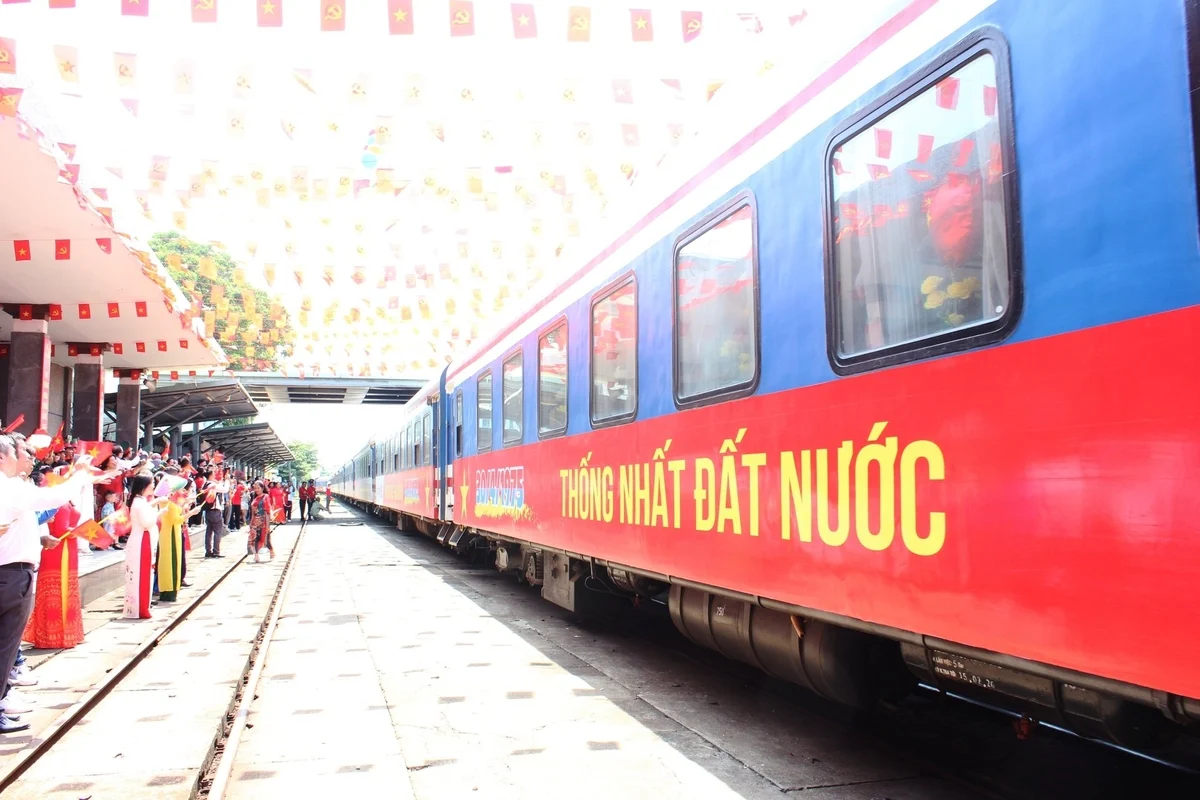 Chuyến tàu Thống nhất trong dịp 30/4 năm nay không chỉ là một sự kiện giao thông mà còn là dịp để người dân nhìn nhận về lịch sử và niềm tự hào dân tộc